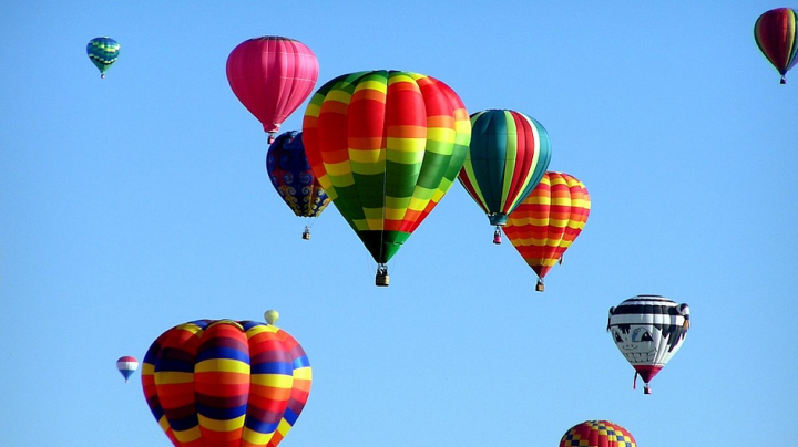 "Aerobis Baloon Fiesta": SPECTACOL cu baloane cu aer cald, deasupra satului Ivancea