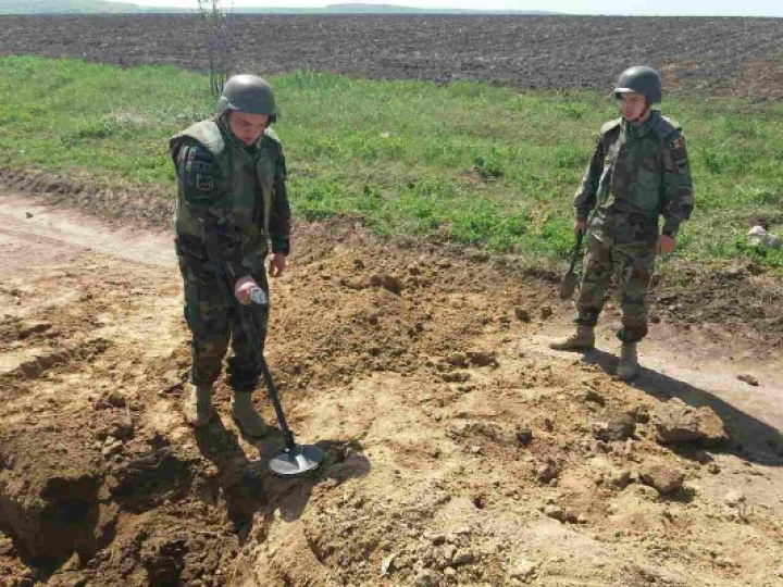 Geniştii Armatei Naţionale au distrus 96 de OBIECTE EXPLOZIVE descoperite în ultimele 72 de ore (FOTO)