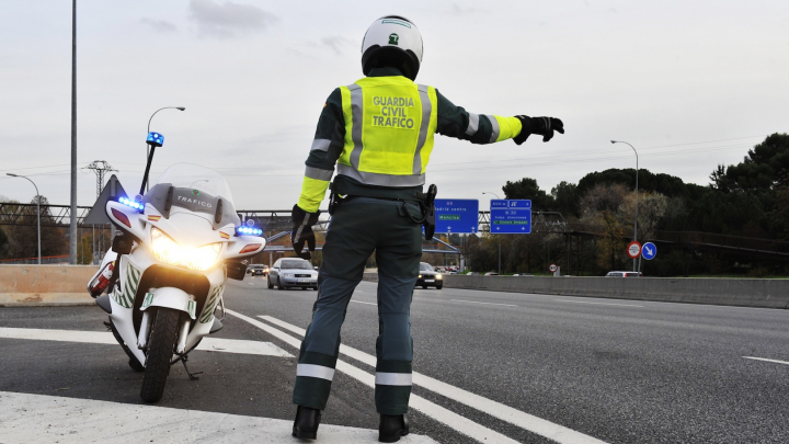 NO COMMENT! Câţi români încap într-o furgonetă cu nouă locuri