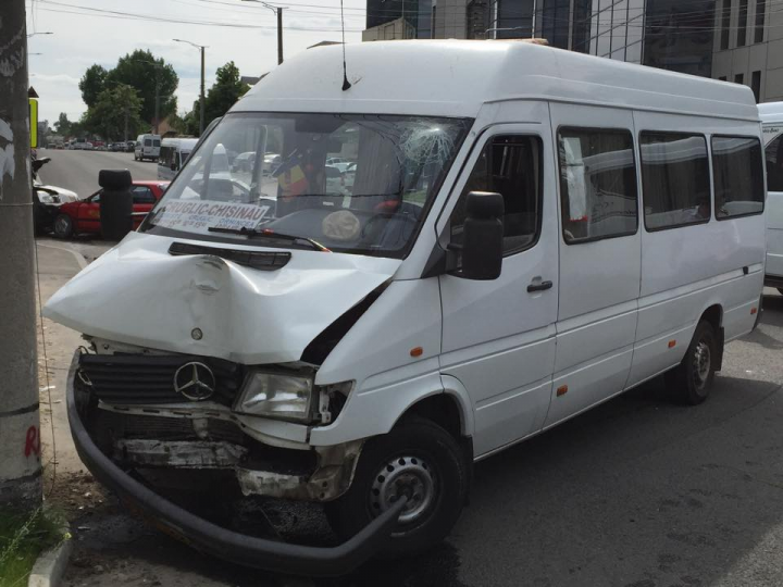 "AM VĂZUT MOARTEA!". Accidentul în care a fost implicat un microbuz cu pasageri, surprins de camerele de supraveghere (VIDEO)