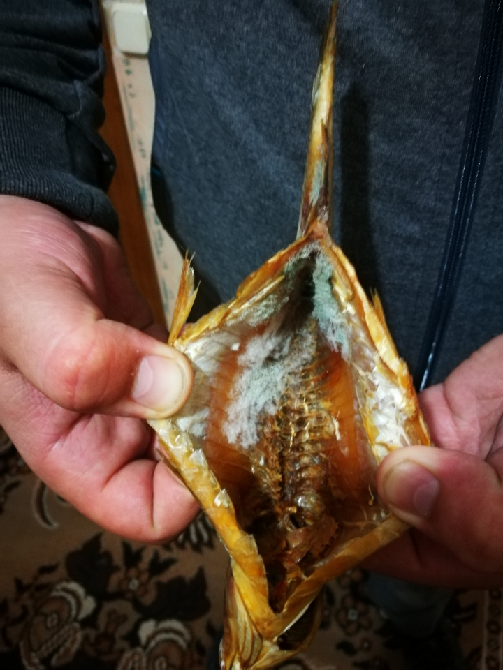 Un bărbat a cumpărat peşte dintr-un supermarket din Capitală. Când a deschis pachetul a rămas DEZGUSTAT (FOTO)