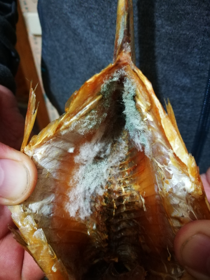 Un bărbat a cumpărat peşte dintr-un supermarket din Capitală. Când a deschis pachetul a rămas DEZGUSTAT (FOTO)