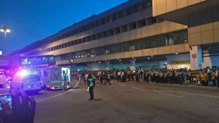 PANICĂ pe unul dintre cele mai aglomerate aeroporturi din lume! Sute de pasageri au fost evacuaţi