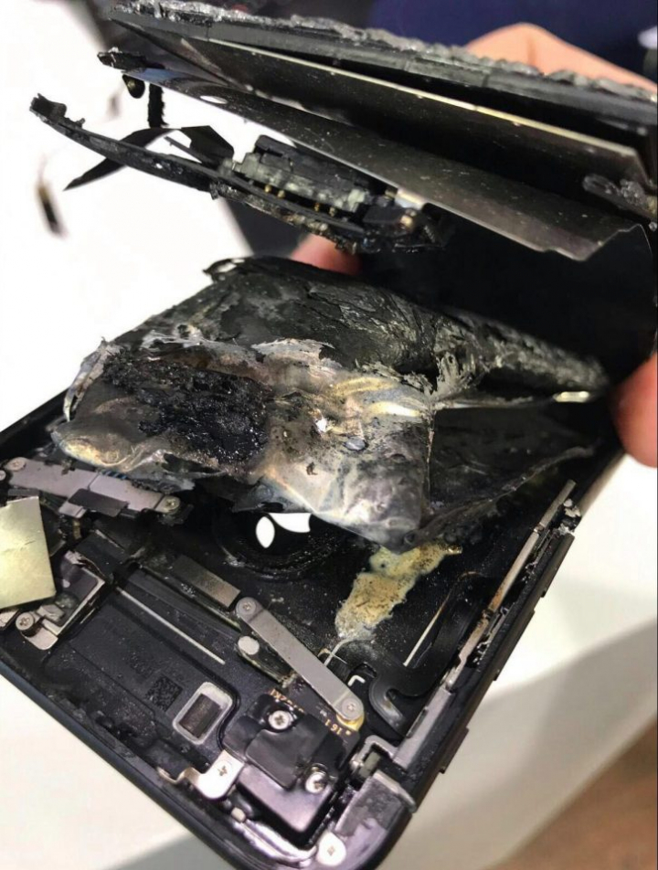 I-A EXPLODAT iPhone-ul 7 în mână când încerca să preia un apel. "Îmi puteam pierde mâna" (FOTO)