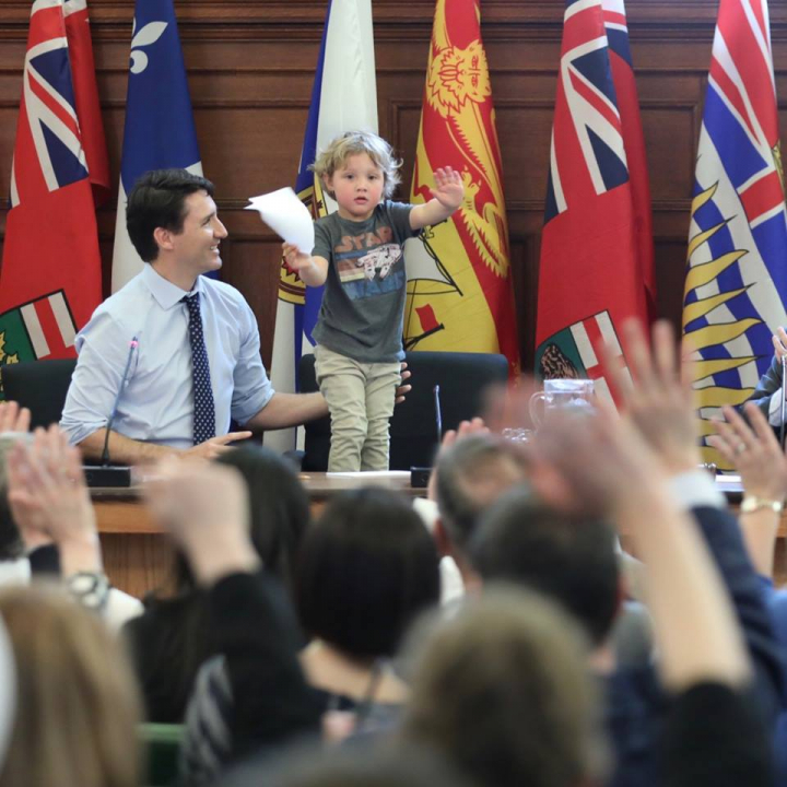 Justin Trudeau, vizitat de fiul său la birou. Ipostazele în care au fost surprinşi cei doi, VIRALE (FOTO)