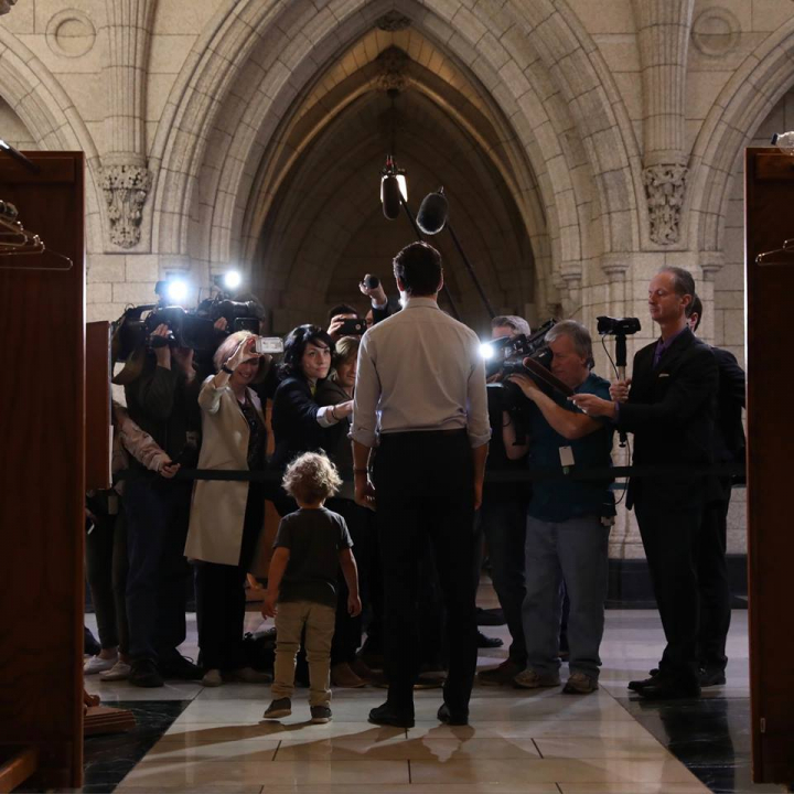 Justin Trudeau, vizitat de fiul său la birou. Ipostazele în care au fost surprinşi cei doi, VIRALE (FOTO)