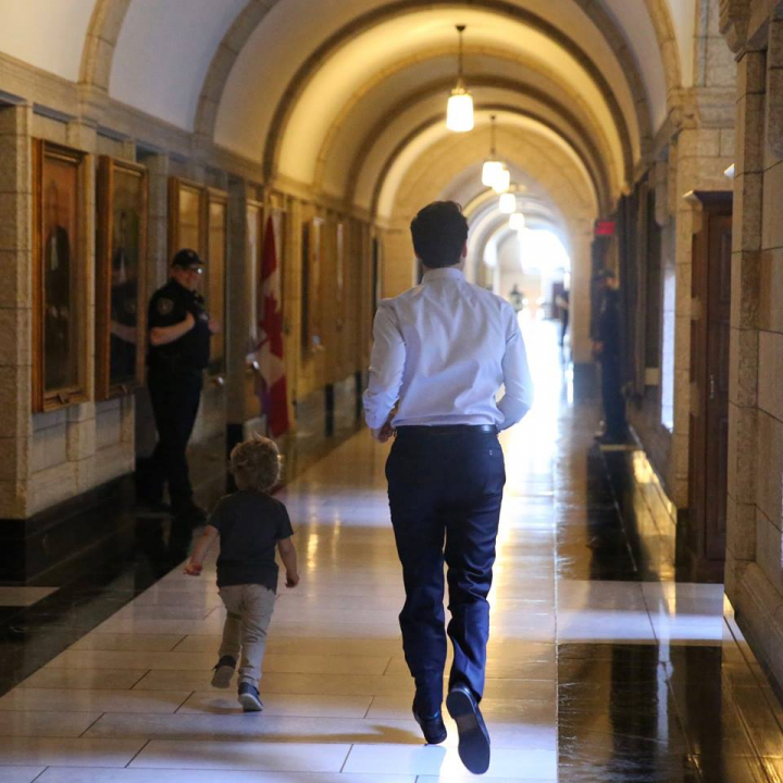 Justin Trudeau, vizitat de fiul său la birou. Ipostazele în care au fost surprinşi cei doi, VIRALE (FOTO)