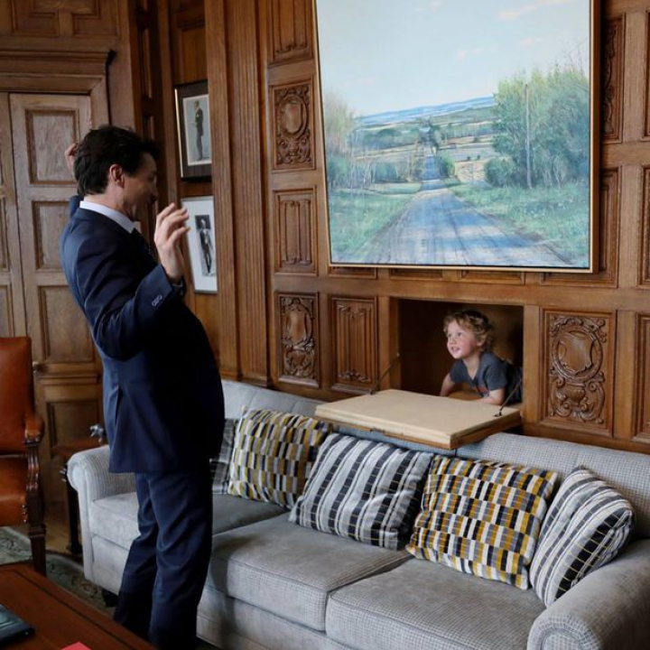 Justin Trudeau, vizitat de fiul său la birou. Ipostazele în care au fost surprinşi cei doi, VIRALE (FOTO)