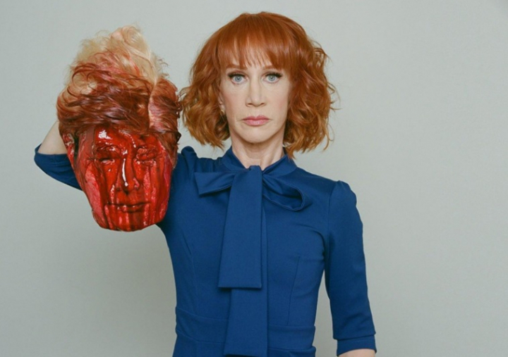 Kathy Griffin s-a fotografiat cu "Donald Trump DECAPITAT". Comediana a fost nevoită să-și ceară scuze (FOTO)