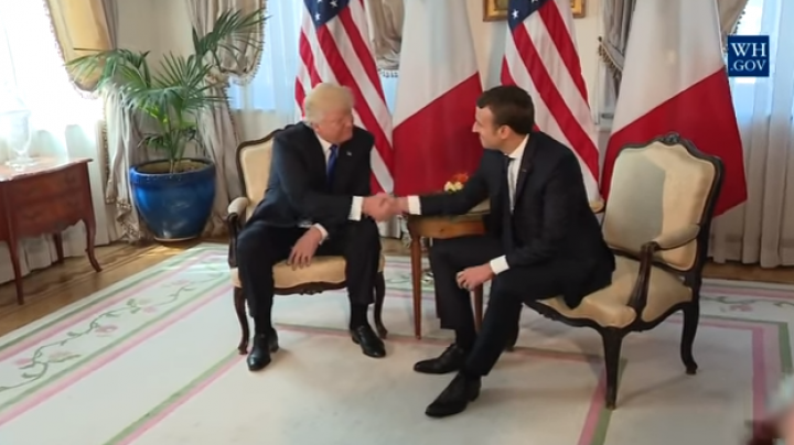 Prima strângere de mână cât o încleștare între Trump și Macron (VIDEO)