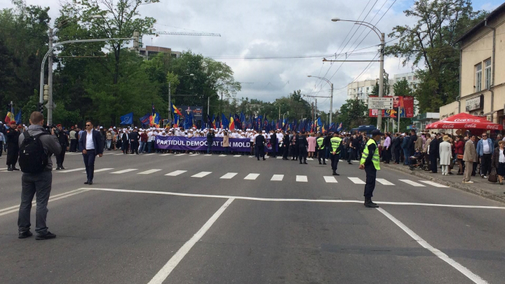 25.000 de oameni la marşul organizat de PDM de Ziua Victoriei şi Ziua Europei (FOTO)