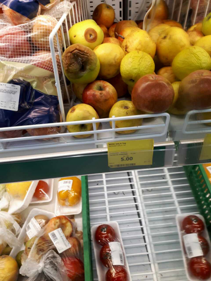 DEZGUSTĂTOR! Ce a găsit un cumpărător pe rafturile cu fructe şi legume dintr-un magazin din Capitală (FOTO)