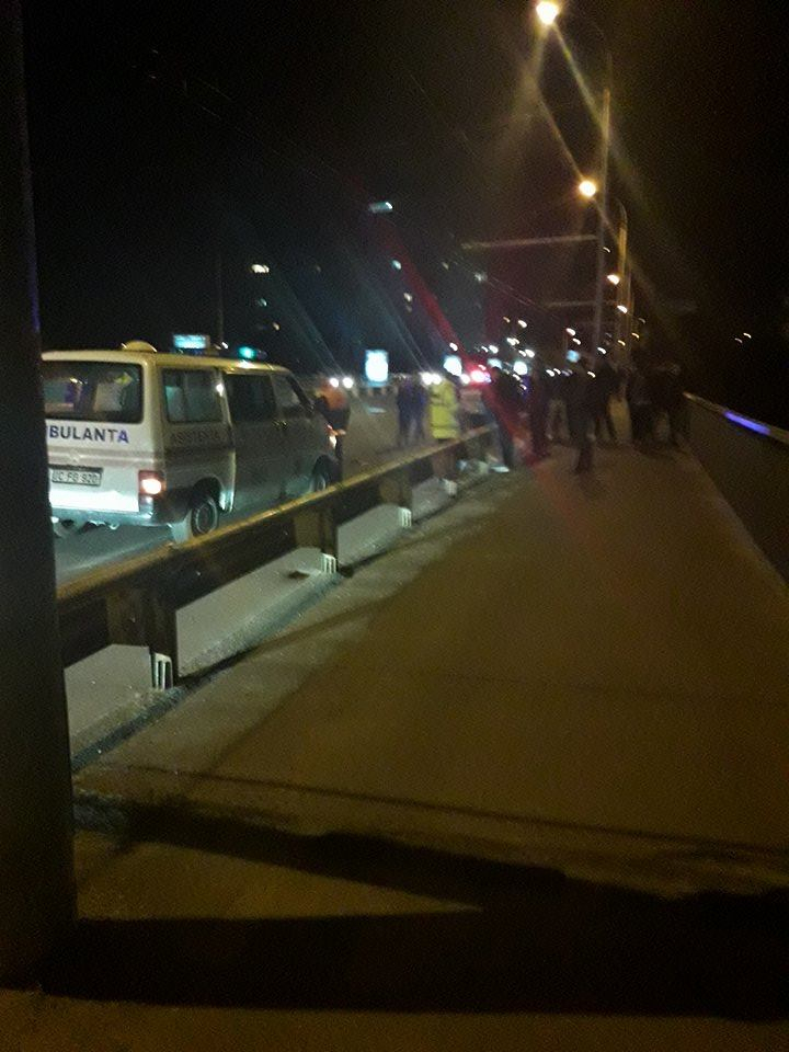 Un om şi-a găsit sfârşitul pe viaduct. A fost lovit din plin de un automobil în timp ce traversa strada neregulamentar
