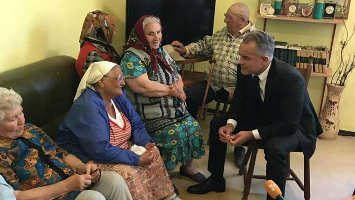 Mai multă grijă pentru vârstnici! Vlad Plahotniuc, într-o vizită la Azilul de bătrâni din Străşeni (FOTO)