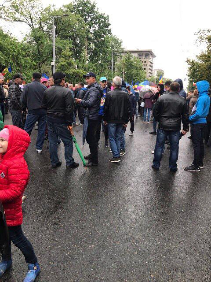 Invidivizi în haine cu simbolurile Rusiei, la "marele protest" împotriva dreptului cetățeanului de a alege direct deputații (FOTO)