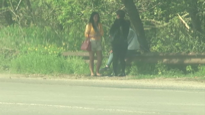 S-a încălzit afară, au apărut prostituatele pe Calea Basarabiei. Nu duc lipsă de clienţi şi câştigă peste 2.000 de lei pe zi (VIDEO)