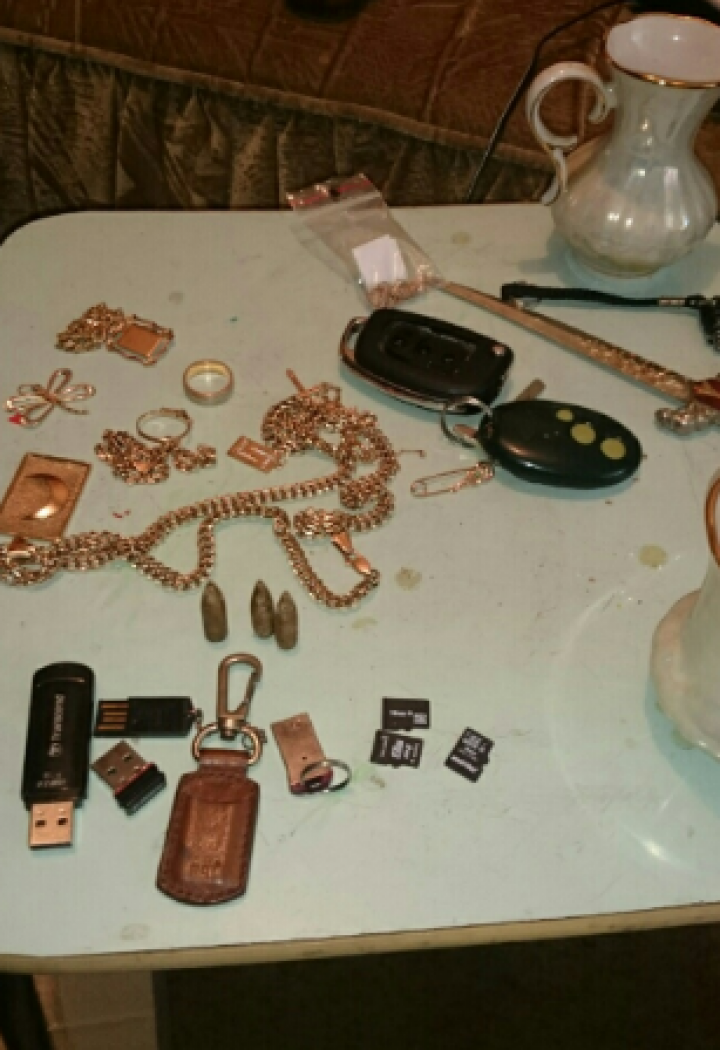 Au cerut de la un locuitor din Ocniţa peste 100.000 de lei. Doi indivizi, reținuți pentru șantaj şi ameninţarea cu moartea 