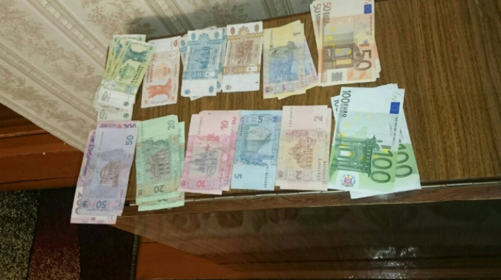 Au cerut de la un locuitor din Ocniţa peste 100.000 de lei. Doi indivizi, reținuți pentru șantaj şi ameninţarea cu moartea 