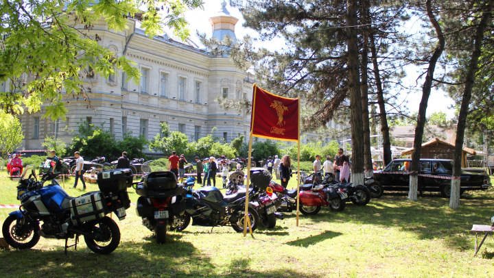 PREMIERĂ! Mașini de epocă, din colecția Parlamentului, expuse la Noaptea Europeană a Muzeelor (FOTO)