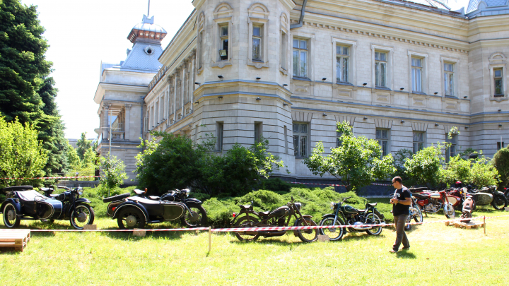 PREMIERĂ! Mașini de epocă, din colecția Parlamentului, expuse la Noaptea Europeană a Muzeelor (FOTO)