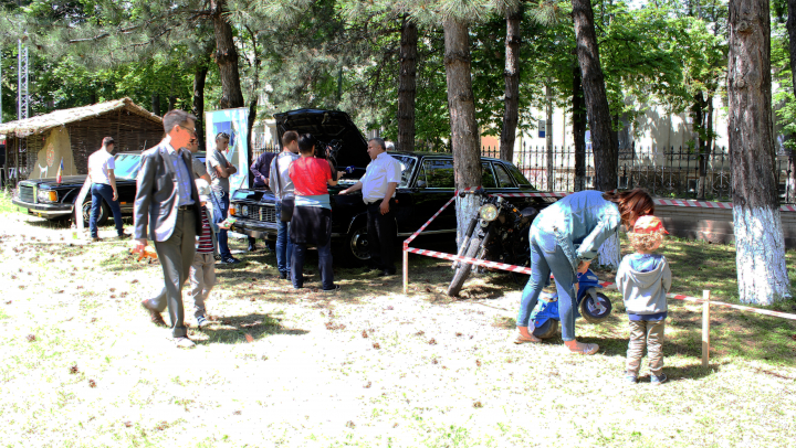 PREMIERĂ! Mașini de epocă, din colecția Parlamentului, expuse la Noaptea Europeană a Muzeelor (FOTO)