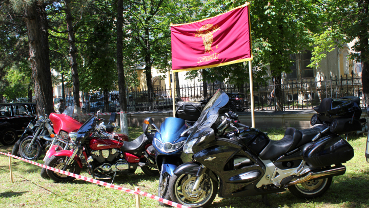 PREMIERĂ! Mașini de epocă, din colecția Parlamentului, expuse la Noaptea Europeană a Muzeelor (FOTO)