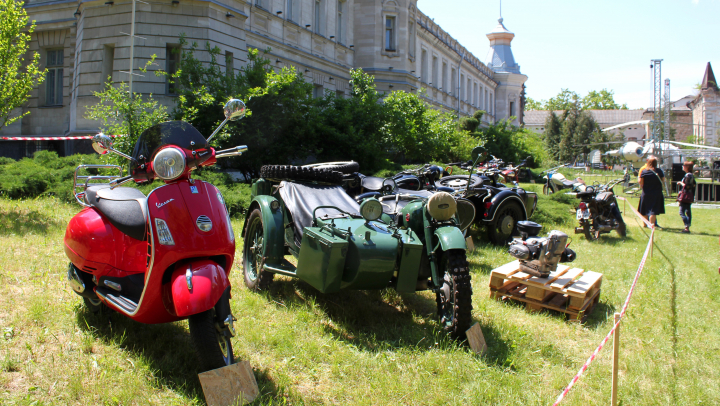 PREMIERĂ! Mașini de epocă, din colecția Parlamentului, expuse la Noaptea Europeană a Muzeelor (FOTO)