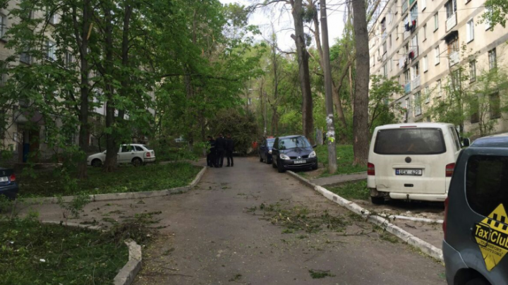 Zi liberă, dar nu pentru toți. Pompierii și polițiștii continuă lucrările de salubrizare iar medicii stau de gardă (FOTO)