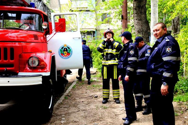 A cincea zi de lucru consecutiv. Peste 2.000 de persoane participă la salubrizarea Capitalei (FOTO/VIDEO)