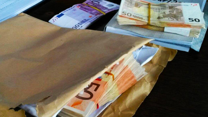 O femeie a încercat să intre în România cu 37.000 de euro, ascunşi în bagaje (FOTO)