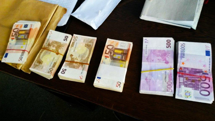 O femeie a încercat să intre în România cu 37.000 de euro, ascunşi în bagaje (FOTO)