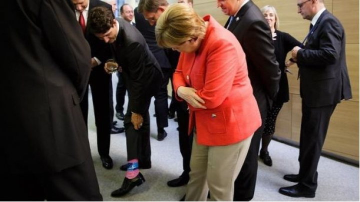 Premierul Canadei UIMEŞTE din nou! Obiectul vestimentar pe care-l purta a cucerit-o pe Angela Merkel (FOTO)