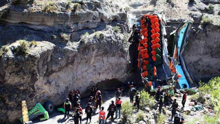 Un autobuz s-a prăbuşit într-o regiune montană din Mexic. Cel puţin 17 oameni au murit