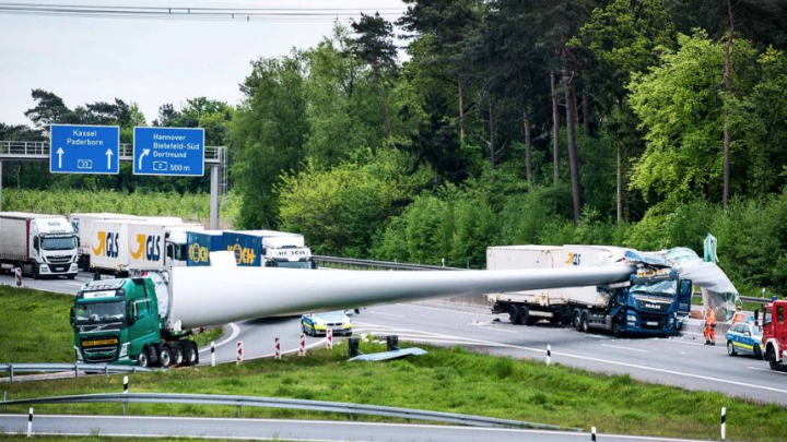 ACCIDENT în Germania: O turbină eoliană a căzut peste un camion. Circulaţia blocată până joi (FOTO/VIDEO)