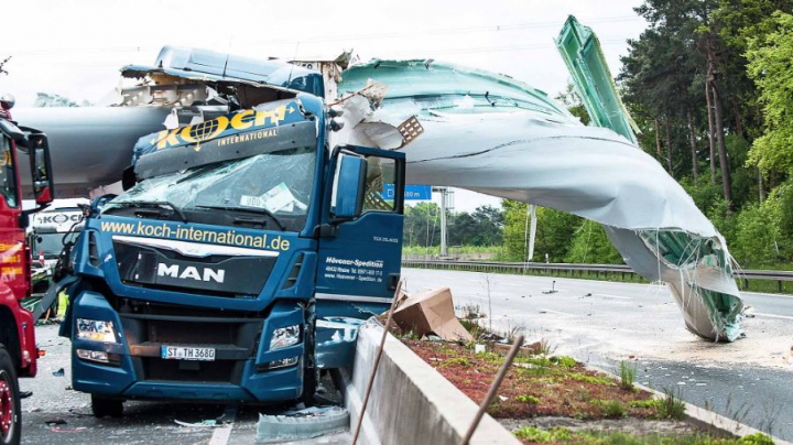 ACCIDENT în Germania: O turbină eoliană a căzut peste un camion. Circulaţia blocată până joi (FOTO/VIDEO)