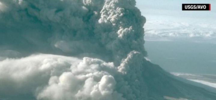 Cod roșu în aviație, după ERUPŢIA SPECTACULOASĂ a unui vulcan din Alaska