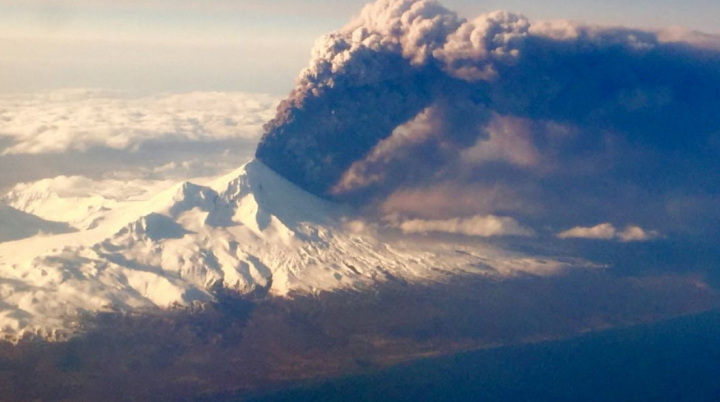 Cod roșu în aviație, după ERUPŢIA SPECTACULOASĂ a unui vulcan din Alaska