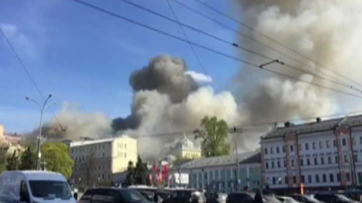 Incendiu devastator într-un bloc din Moscova. Sute de echipaje de pompieri şi autospeciale au intervenit (FOTO)