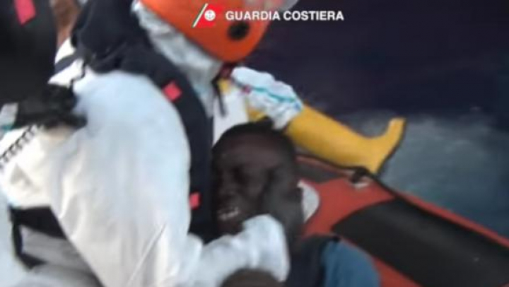 Moment emoţionant! Un refugiat, salvat de la înec, în Mediterană (VIDEO)