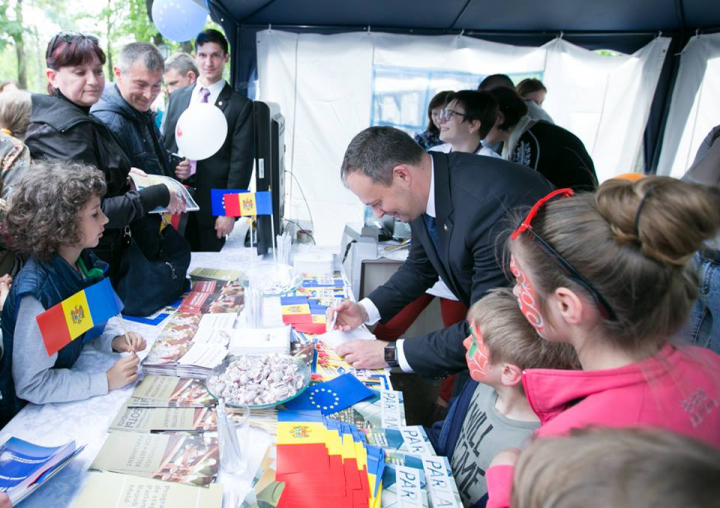 Locuitorii Capitalei, mai aproape de Europa. Cum a fost atmosfera în "Orăşelul european" (FOTO)