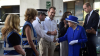 Regina Elisabeta a II-a și Prințul William au vizitat familiile victimelor incendiului de la Grenfell Tower