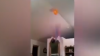 TE IA GROAZA! A luat bebelușul și l-a aruncat în sus. Cum a reușit un tătic să dea jos balonul cu heliu din tavan (VIDEO)