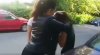 SCENE ŞOCANTE! Două adolescente bat cu cruzime o colegă în plină stradă (IMAGINI CE VĂ POT AFECTA EMOŢIONAL)