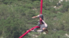DANS PERICULOS la înălţime! O tânără a făcut mişcări în aer, fiind atârnată de picioare doar cu ajutorul unor pânze (VIDEO)