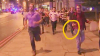 NO COMMENT. Un tânăr fuge cu halba de bere în mână în timpul atacului din Londra