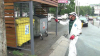 Afară plouă, iar angajaţii de la Autosalubritate dezinfectează platformele de depozitare a deşeurilor