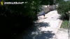 Ajută poliţia să găsească suspectul. Bărbatul din imagini a jefuit o femeie în plină stradă (VIDEO)