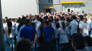 Scandal la o fabrică din Capitală. Angajaţii fabricii susțin că primesc salarii reduse de aproape două ori