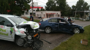 GRAV ACCIDENT în sectorul Ciocana al Capitalei. Un taxi s-a ciocnit violent cu un BMW: 3 persoane, rănite (VIDEO)