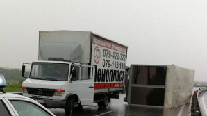 Remorca unei mașini RĂSTURNATĂ de vântul puternic, lângă satul Ratuș (FOTO)